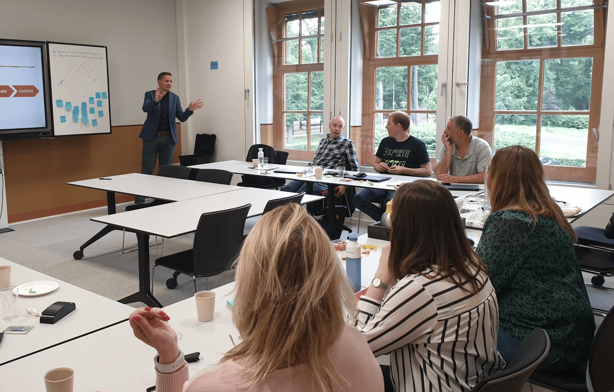 Tom Nobbe geeft een training in het faciliteren van workshops