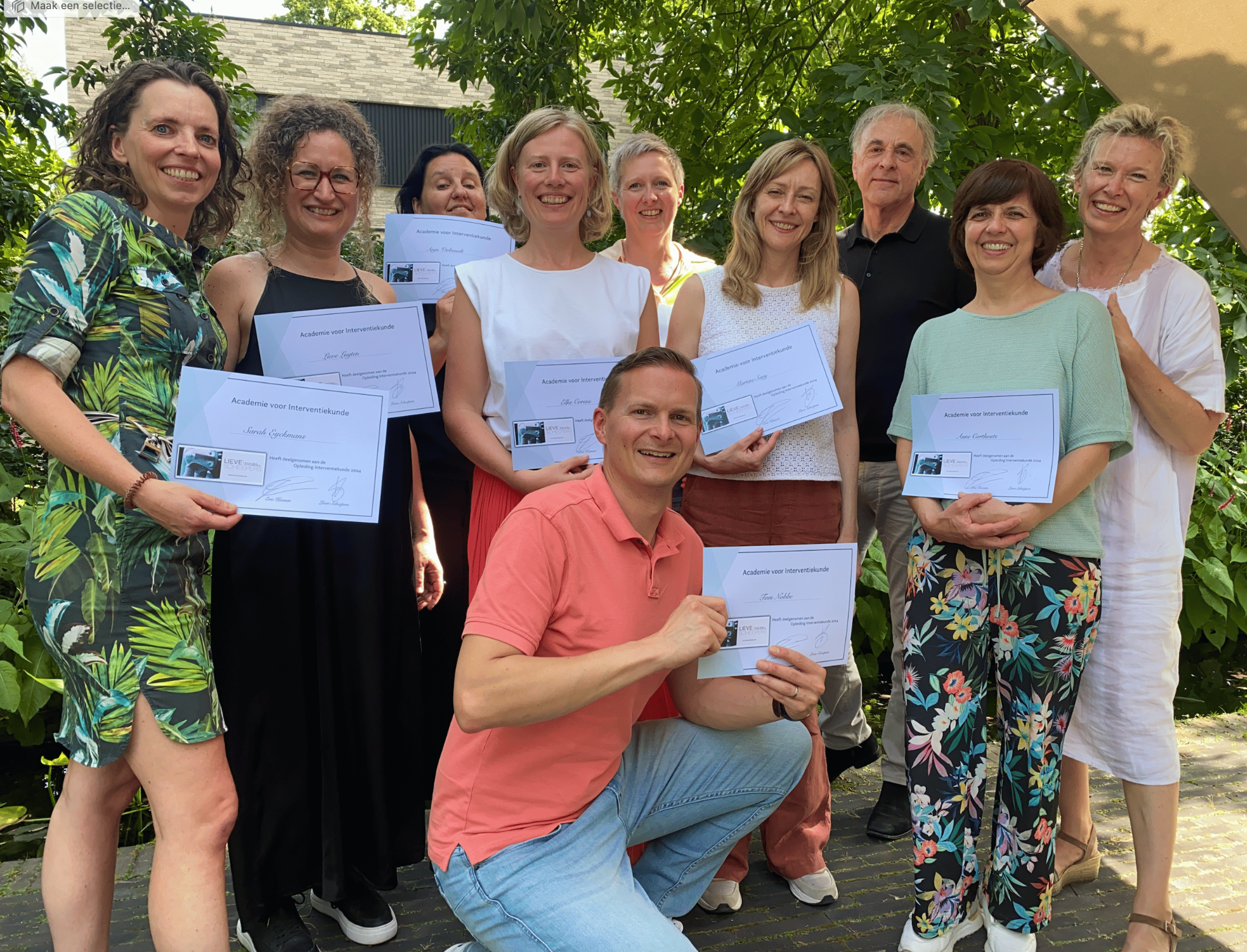 Tom Nobbe met een groep en hun opleidingscertificaten