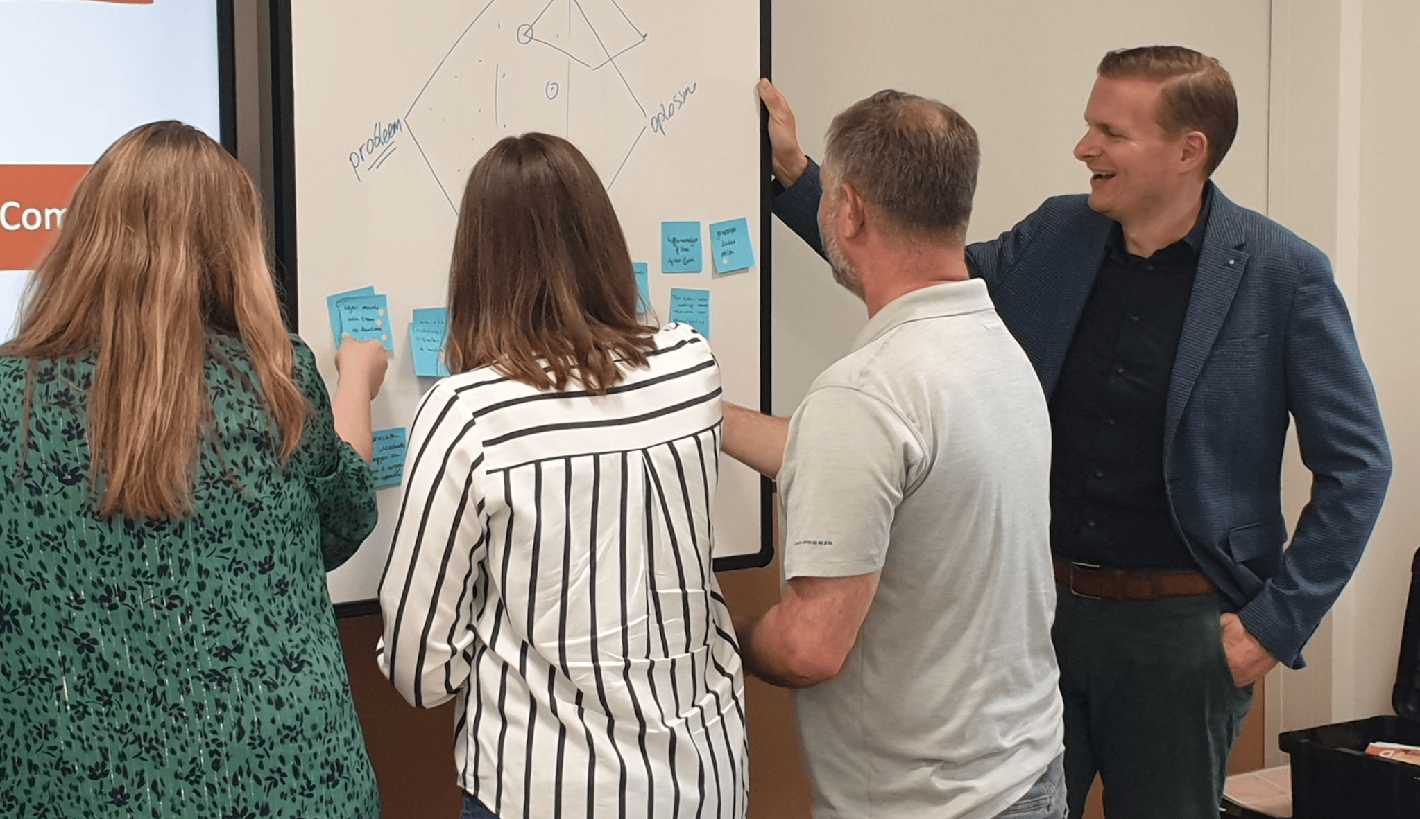 Tom Nobbe begeleidt deelnemers bij een bord met post-its