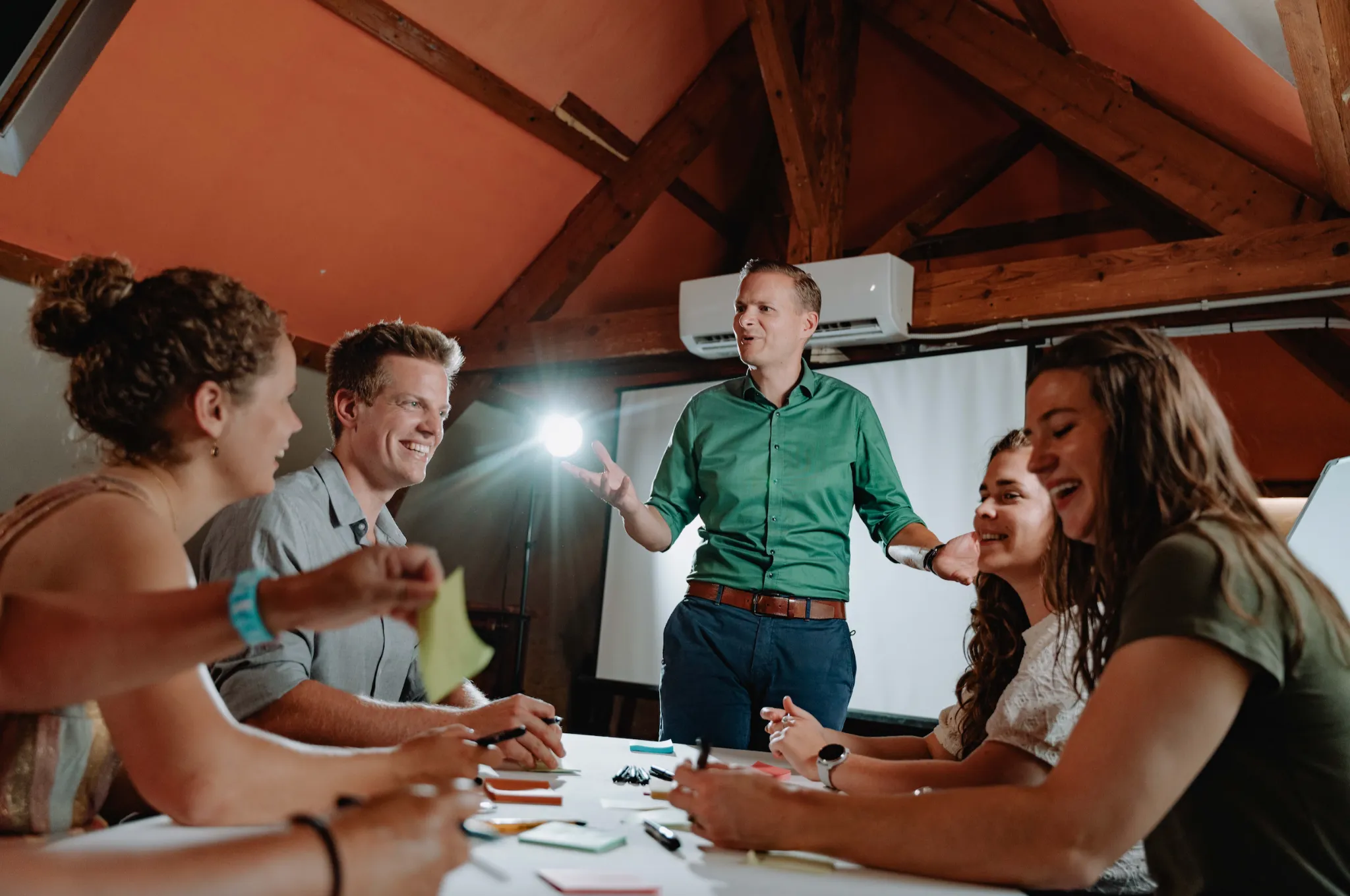 Tom Nobbe begeleidt een groep tijdens een workshop